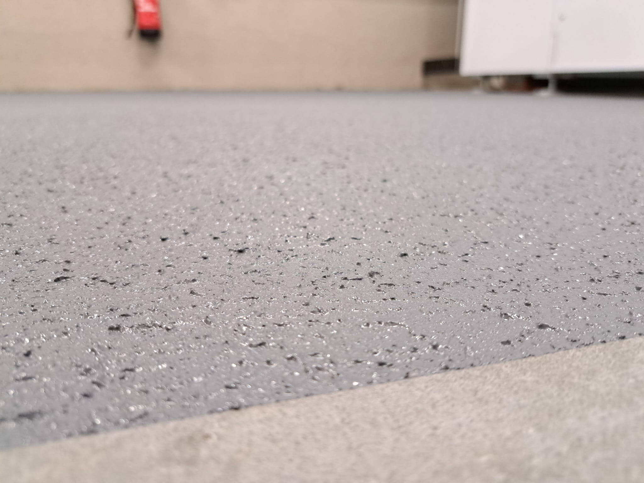 Rutschhemmend beschichtete Verkehrsfläche in einer Produktionshalle nach der Ausführung