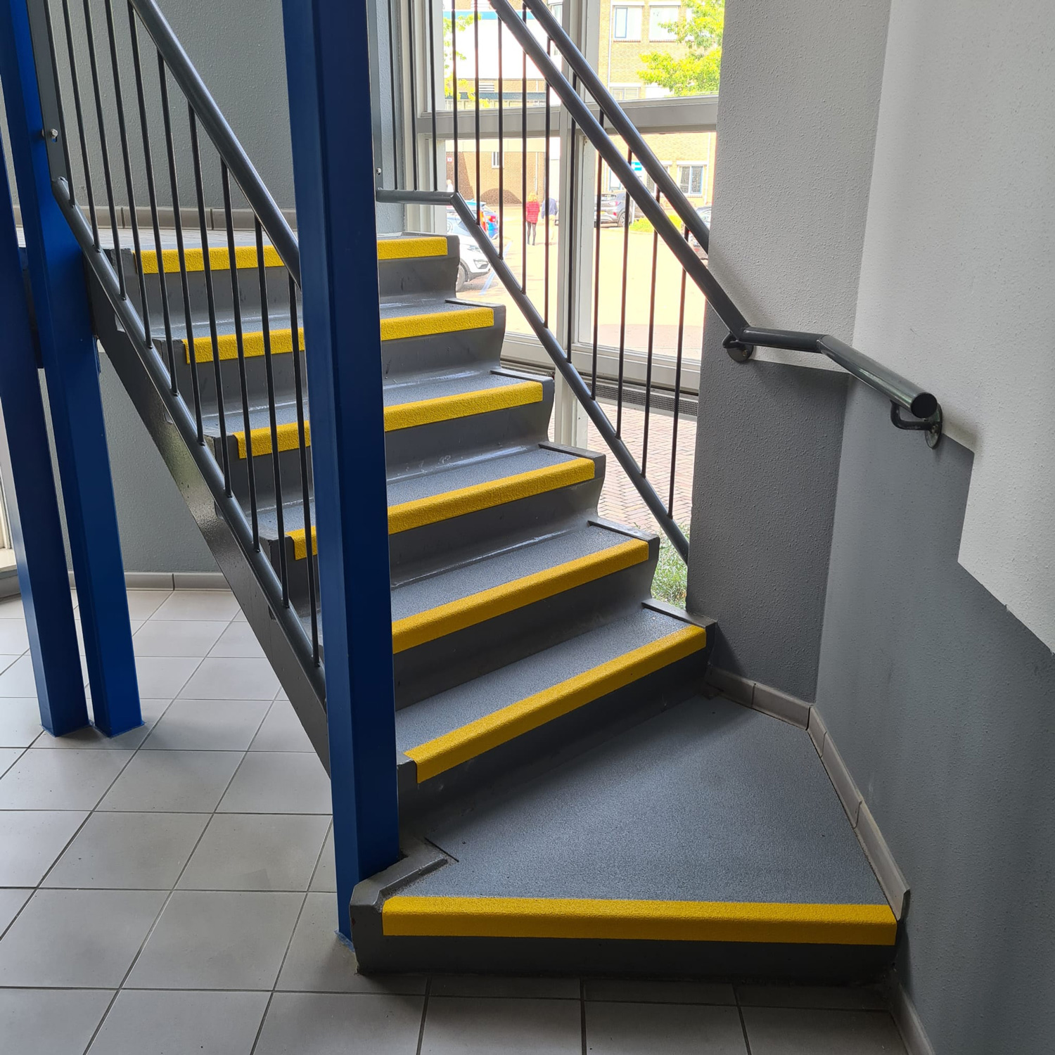 gripfactory_GRIPtreads_anti-slip-stair-treads_project_0001 Rutschhemmende Oberflächenstruktur einer Anti-Rutsch-Platte mit Aluminiumoxid-Körnung